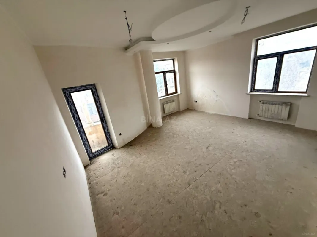 Satılır 8 otaqlı həyət evi 650 m²