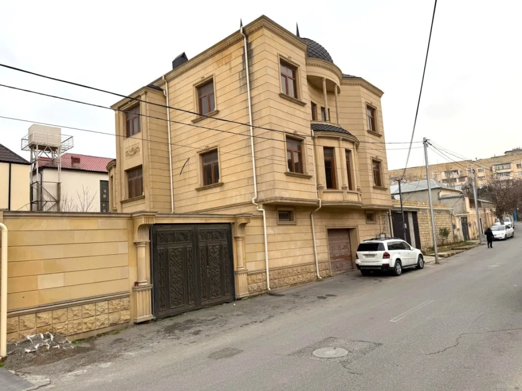 Satılır 8 otaqlı həyət evi 650 m²