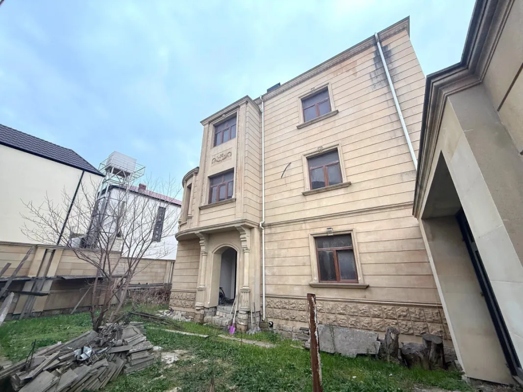 Satılır 8 otaqlı həyət evi 650 m²