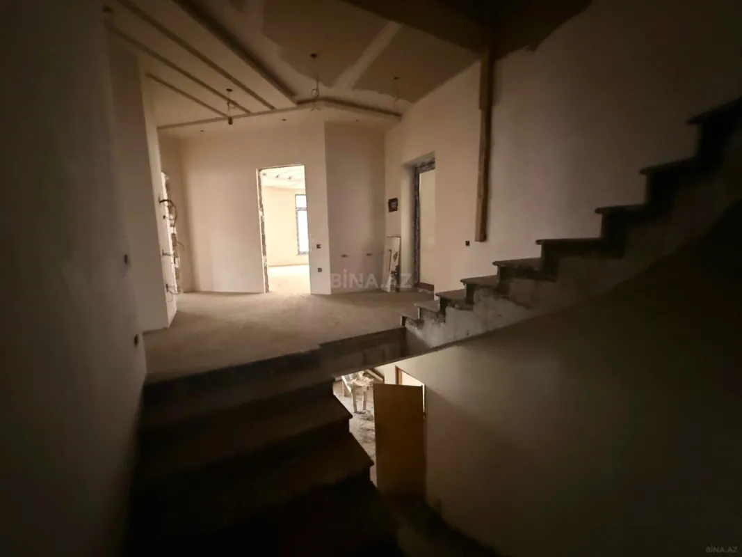 Satılır 8 otaqlı həyət evi 650 m²