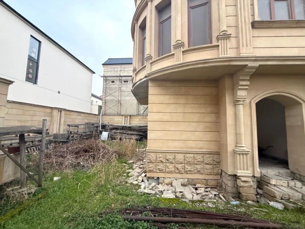 Satılır 8 otaqlı həyət evi 650 m²