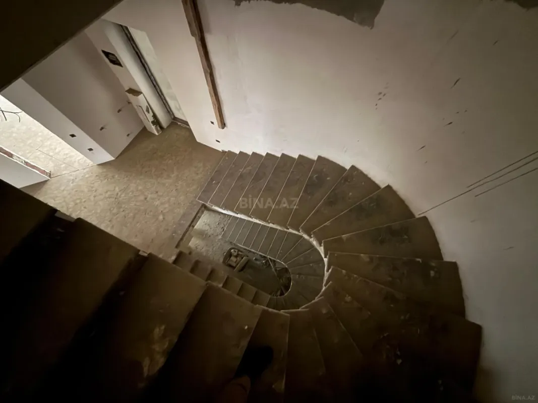 Satılır 8 otaqlı həyət evi 650 m²