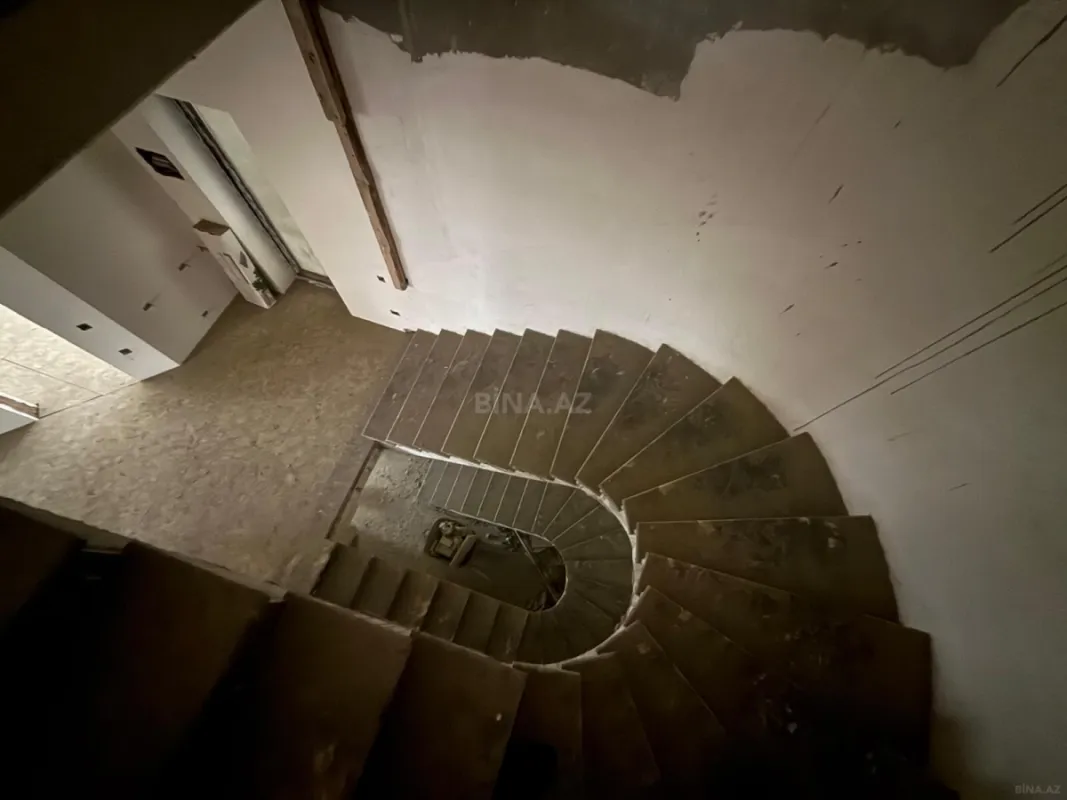 Satılır 8 otaqlı həyət evi 650 m²