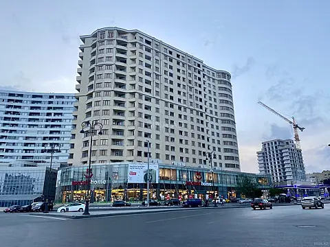 Satılır 4 otaqlı mənzil 140 m²