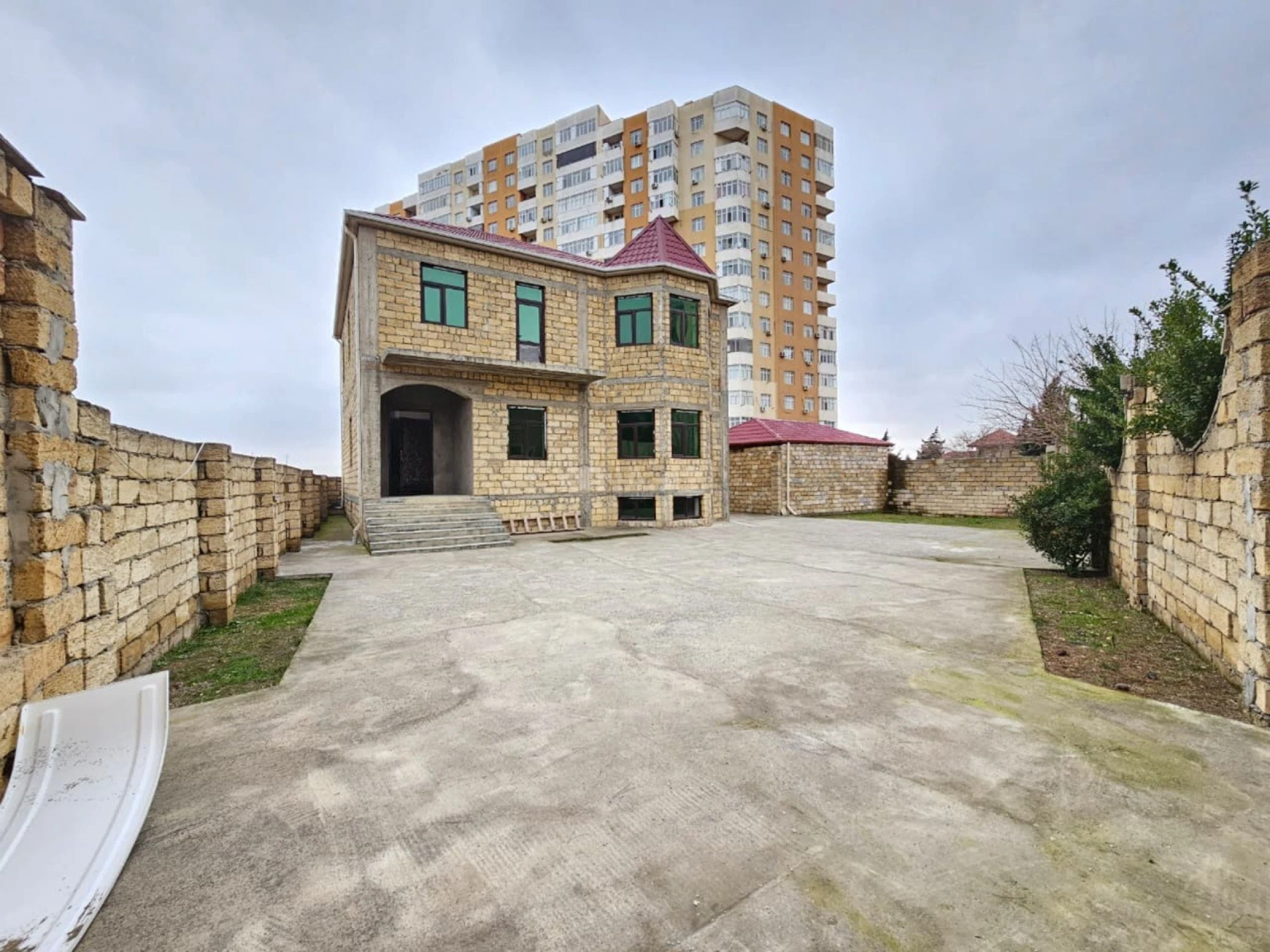 Satılır 4 otaqlı həyət evi 300 m²