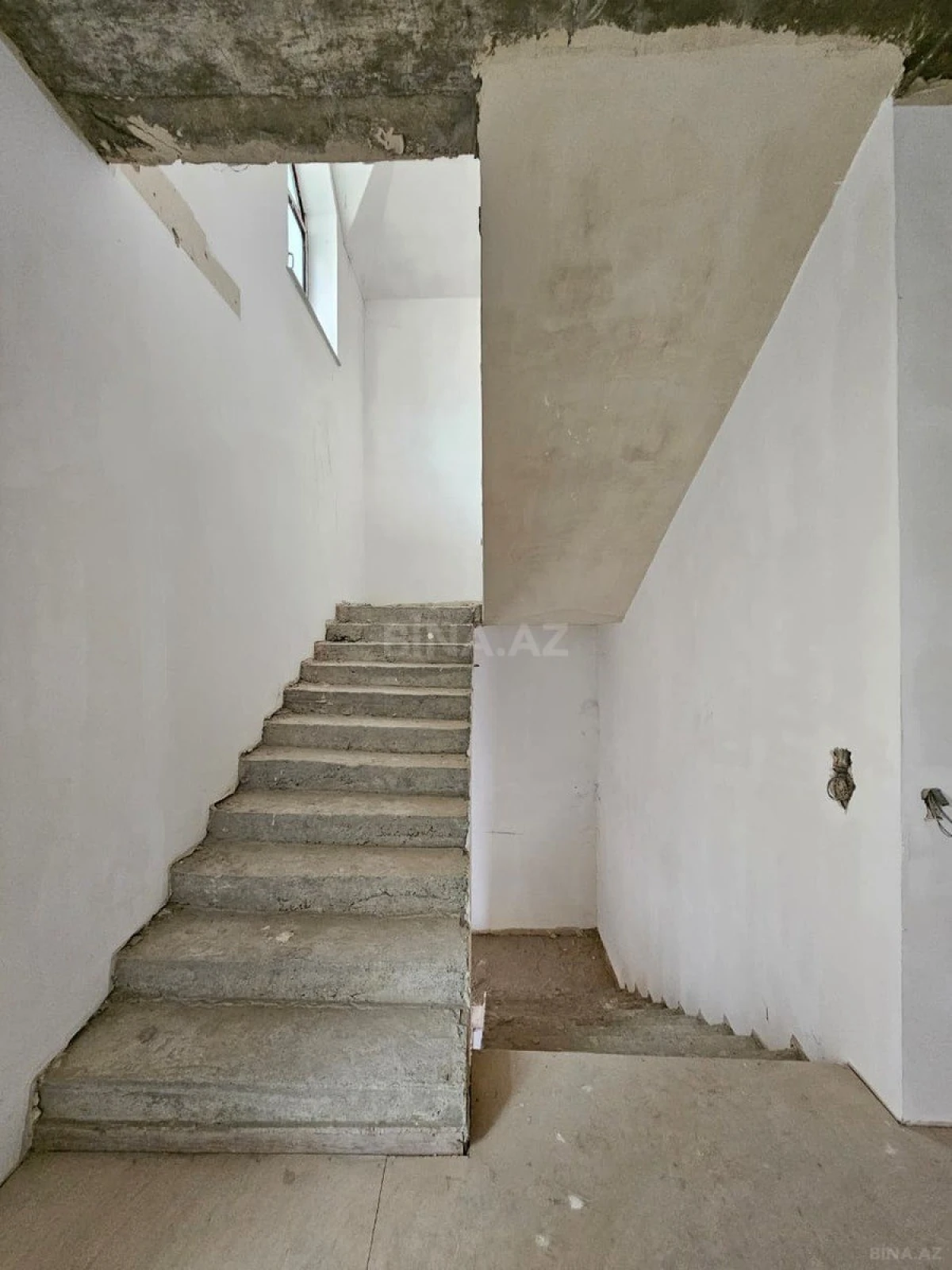 Satılır 6 otaqlı həyət evi 400 m²