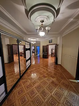 Satılır 4 otaqlı mənzil 200 m²