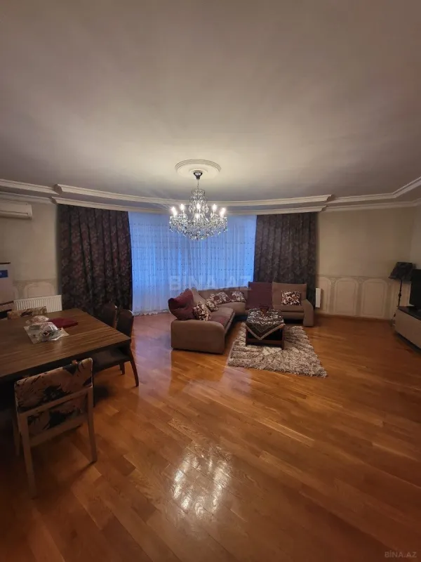 Satılır 4 otaqlı mənzil 200 m²