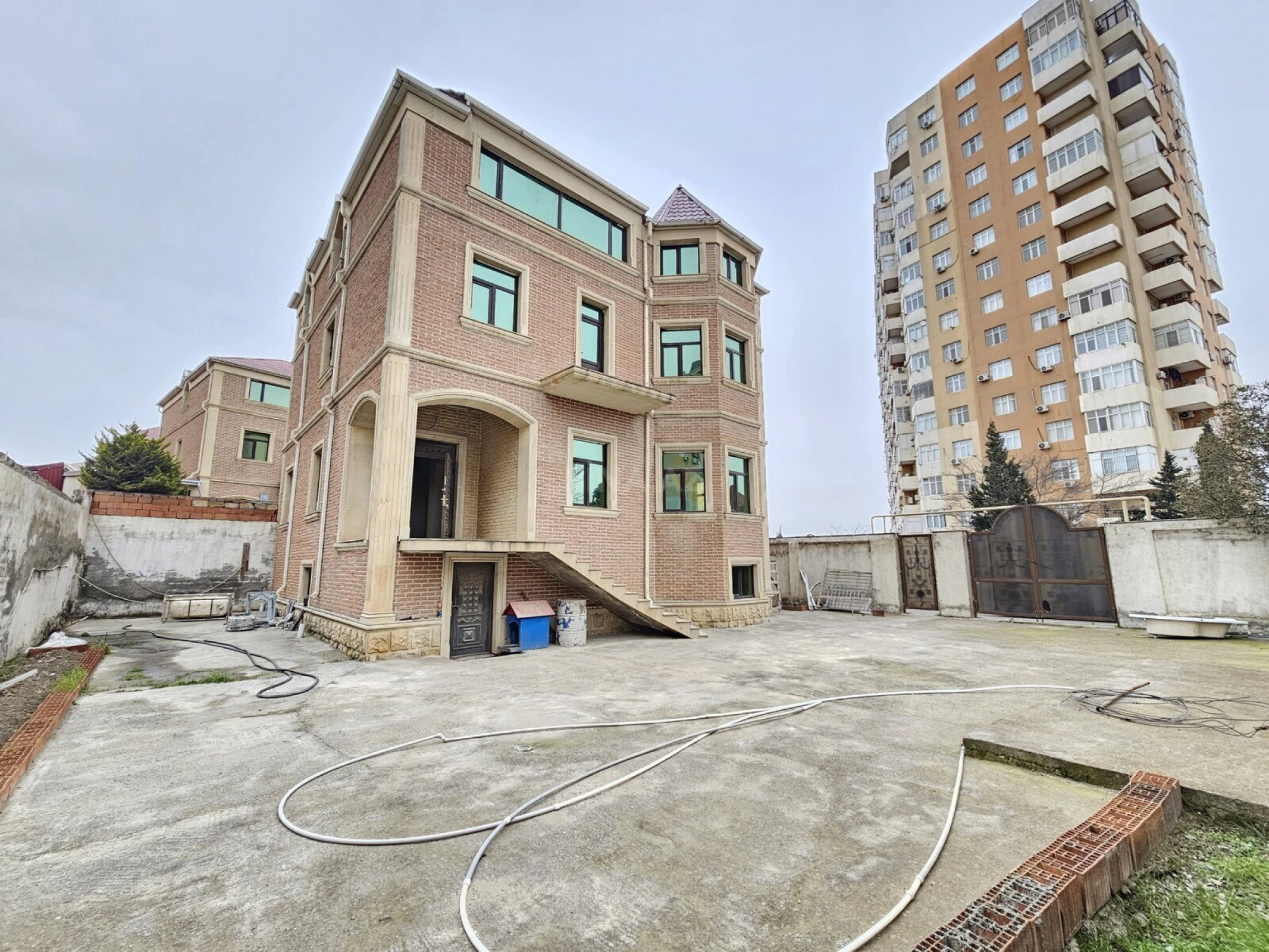 Satılır 6 otaqlı həyət evi 400 m²