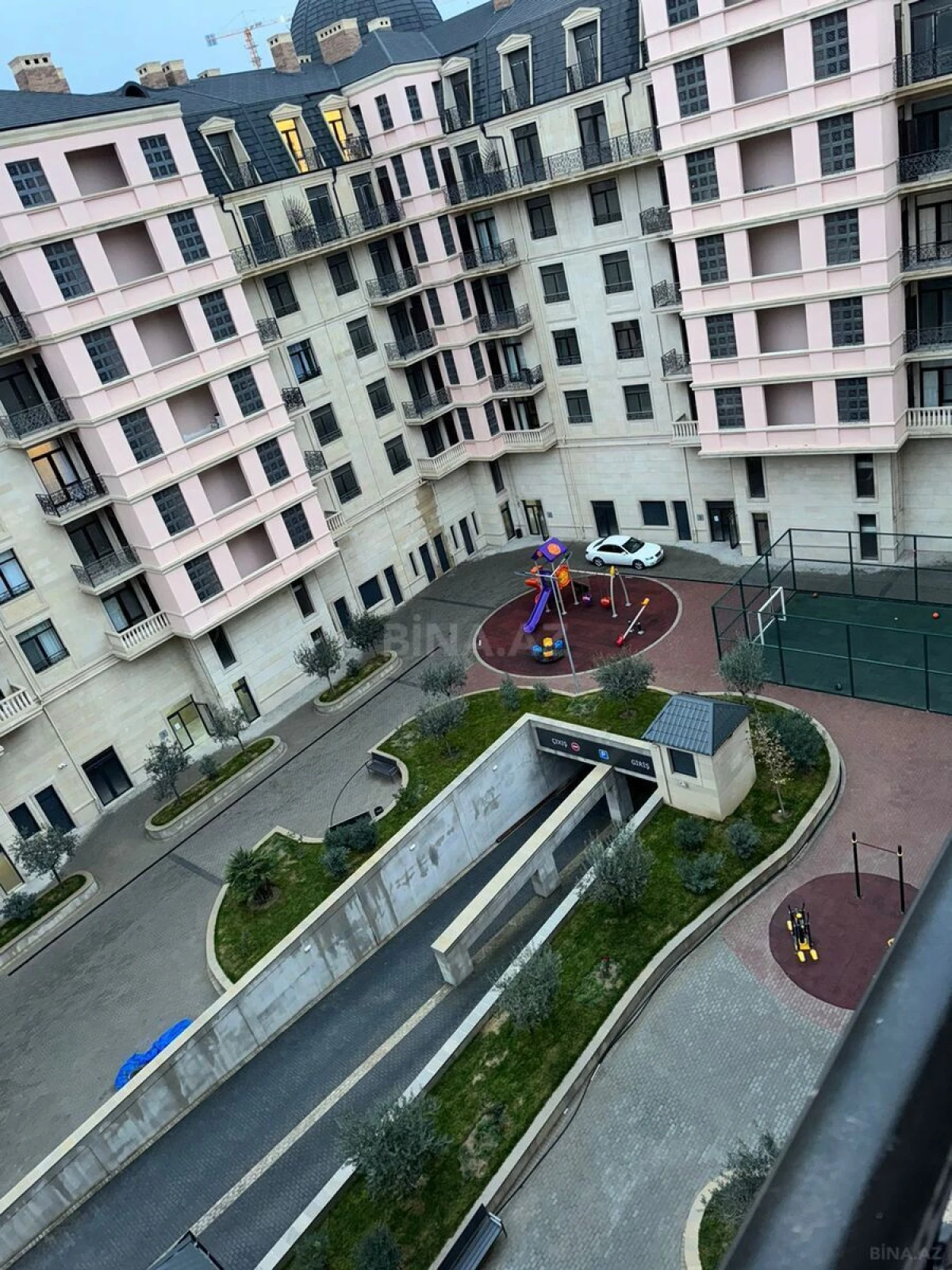 Satılır 3 otaqlı mənzil 137 m²