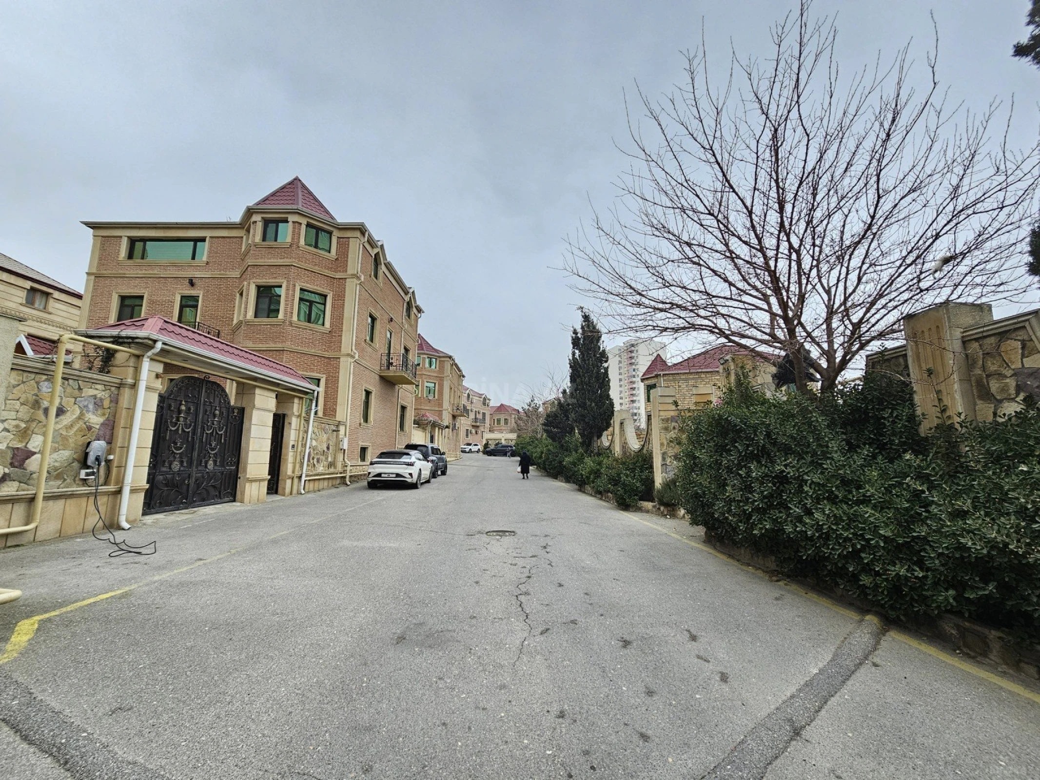 Satılır 4 otaqlı həyət evi 300 m²