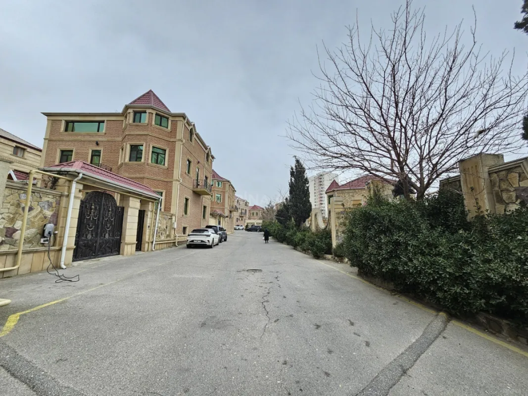 Satılır 4 otaqlı həyət evi 300 m²