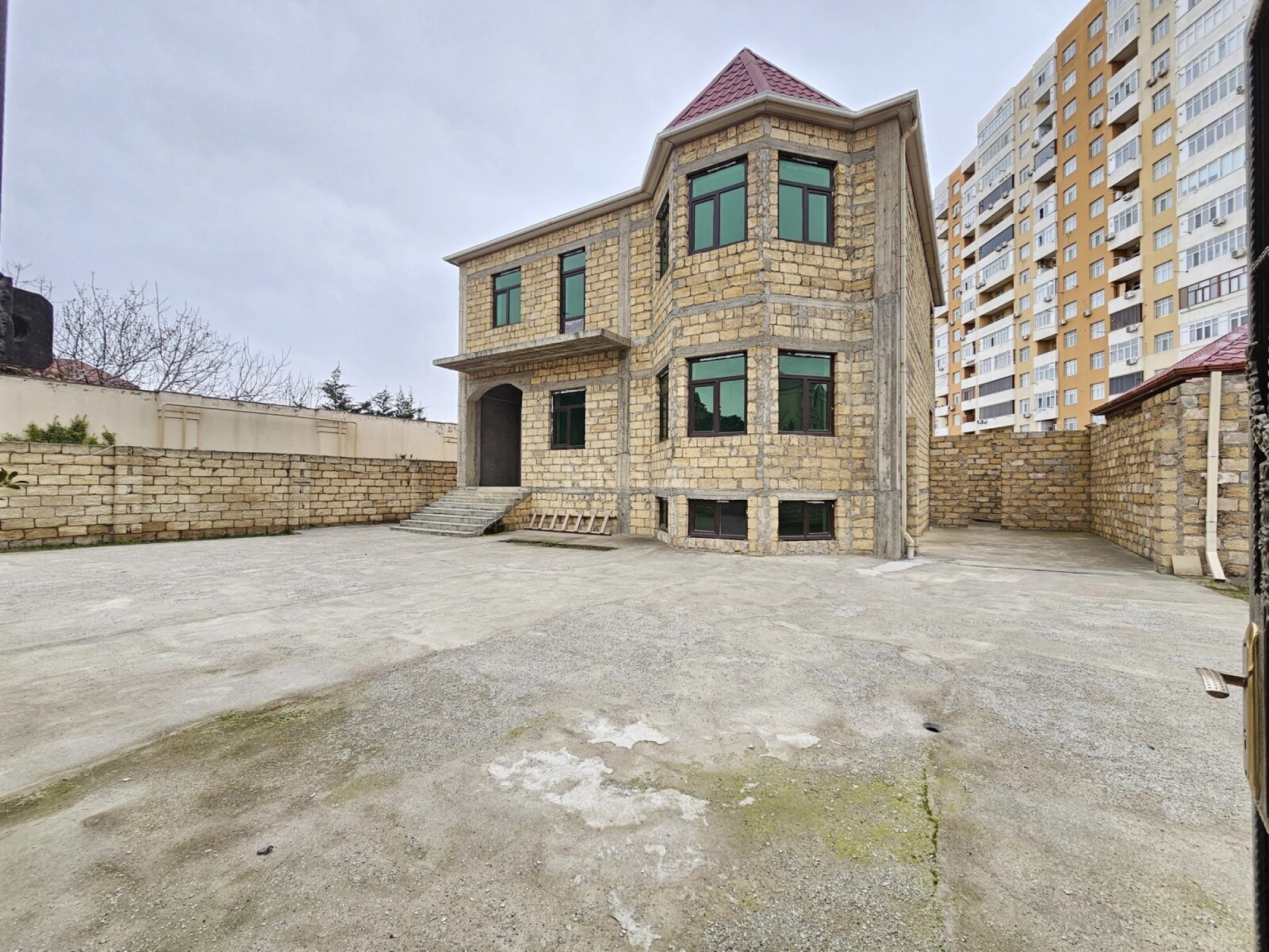 Satılır 4 otaqlı həyət evi 300 m²