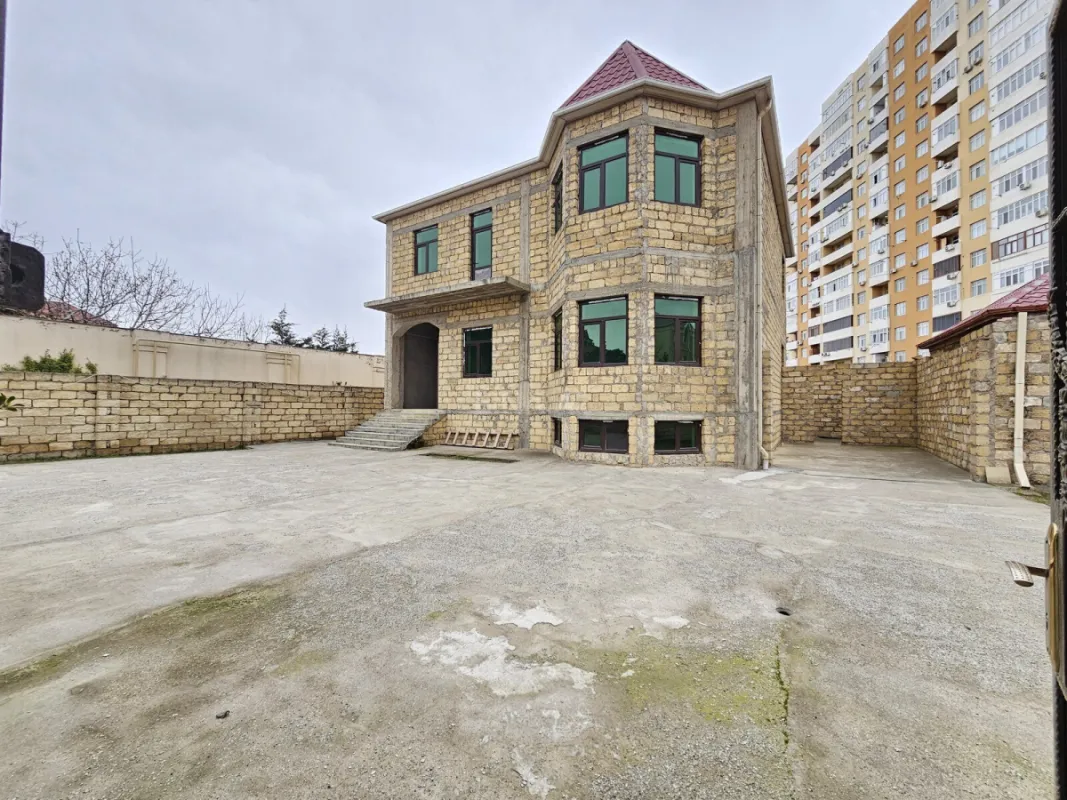 Satılır 4 otaqlı həyət evi 300 m²