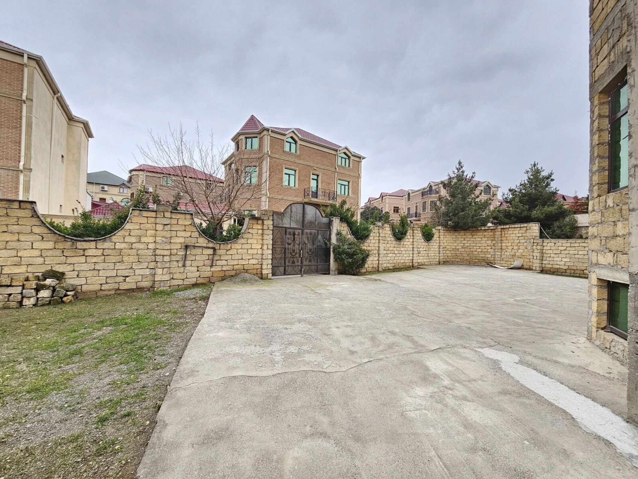 Satılır 4 otaqlı həyət evi 300 m²