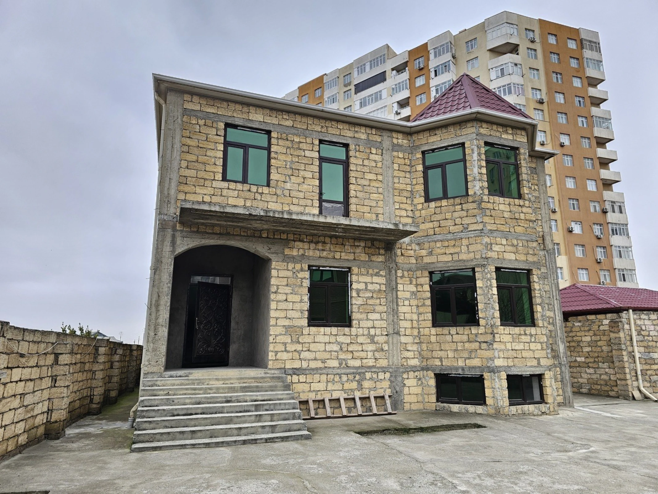 Satılır 4 otaqlı həyət evi 300 m²