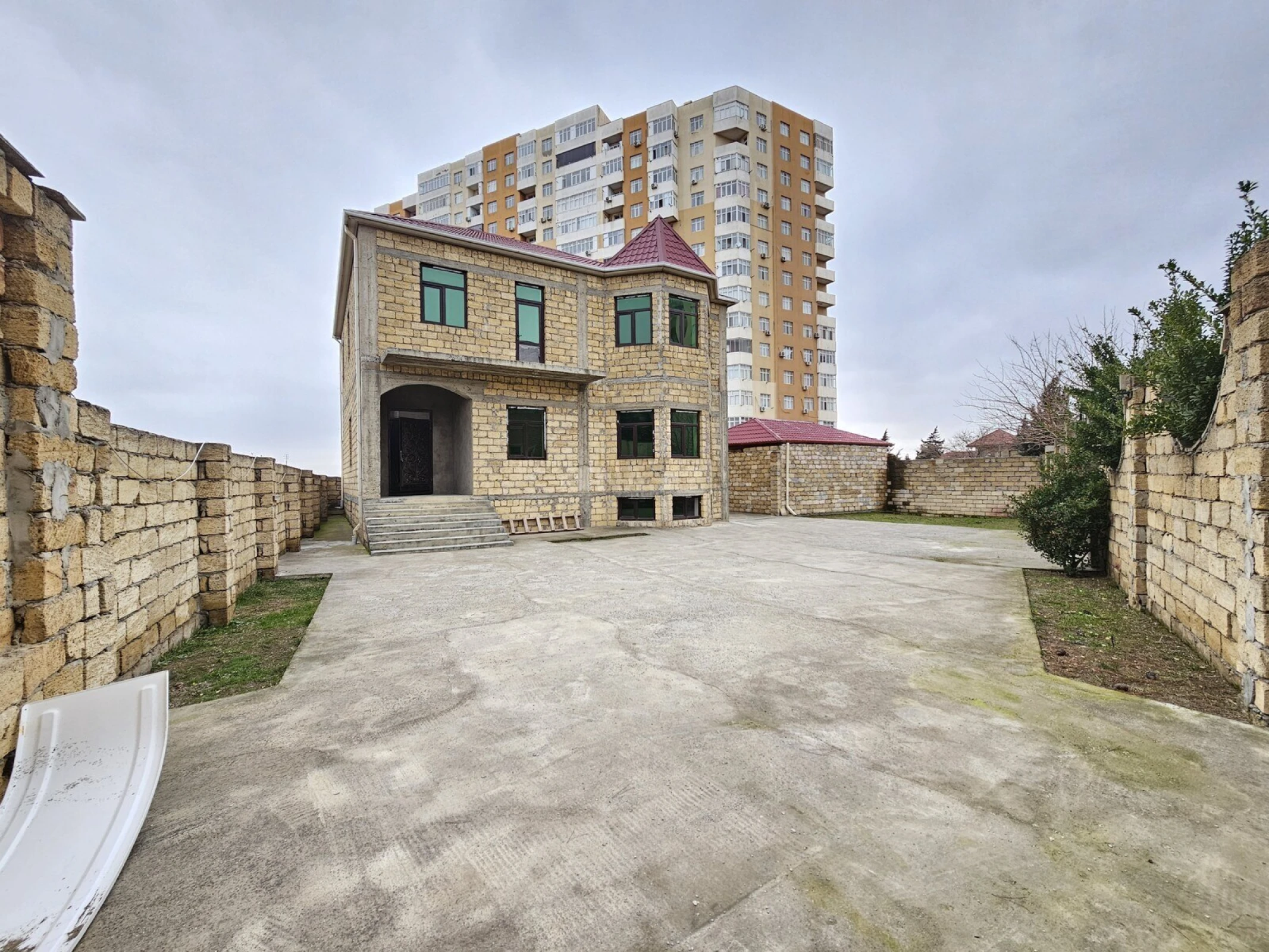 Satılır 4 otaqlı həyət evi 300 m²