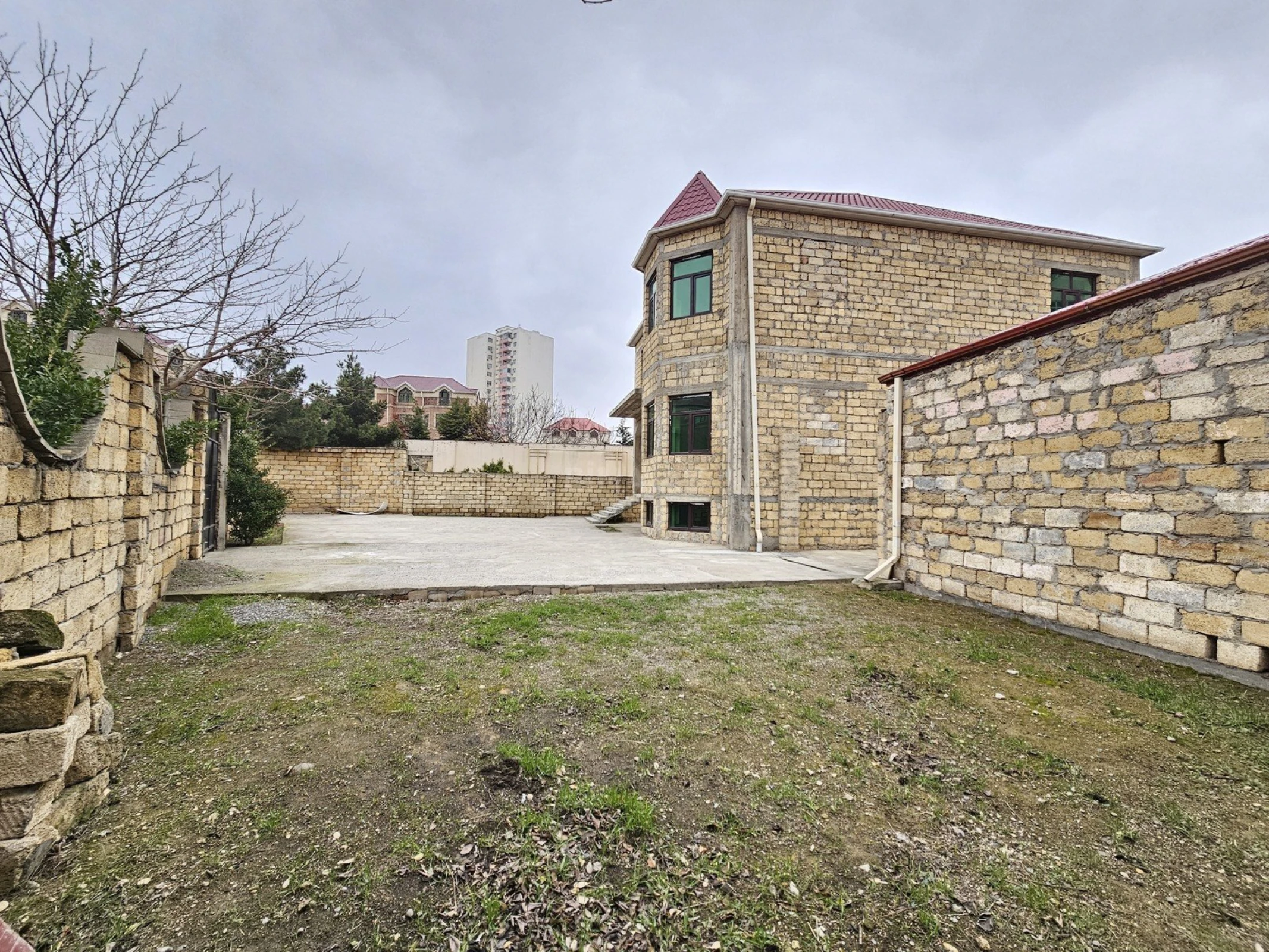 Satılır 4 otaqlı həyət evi 300 m²