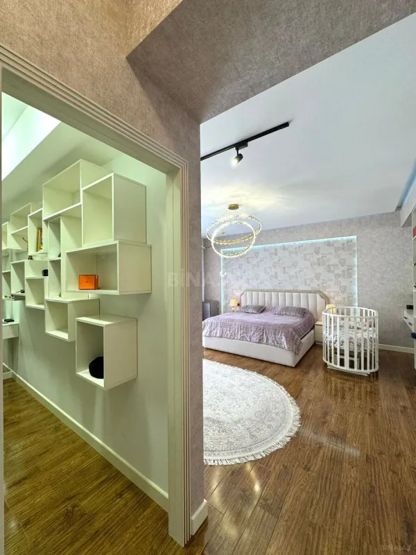 Satılır 5 otaqlı mənzil 272 m²