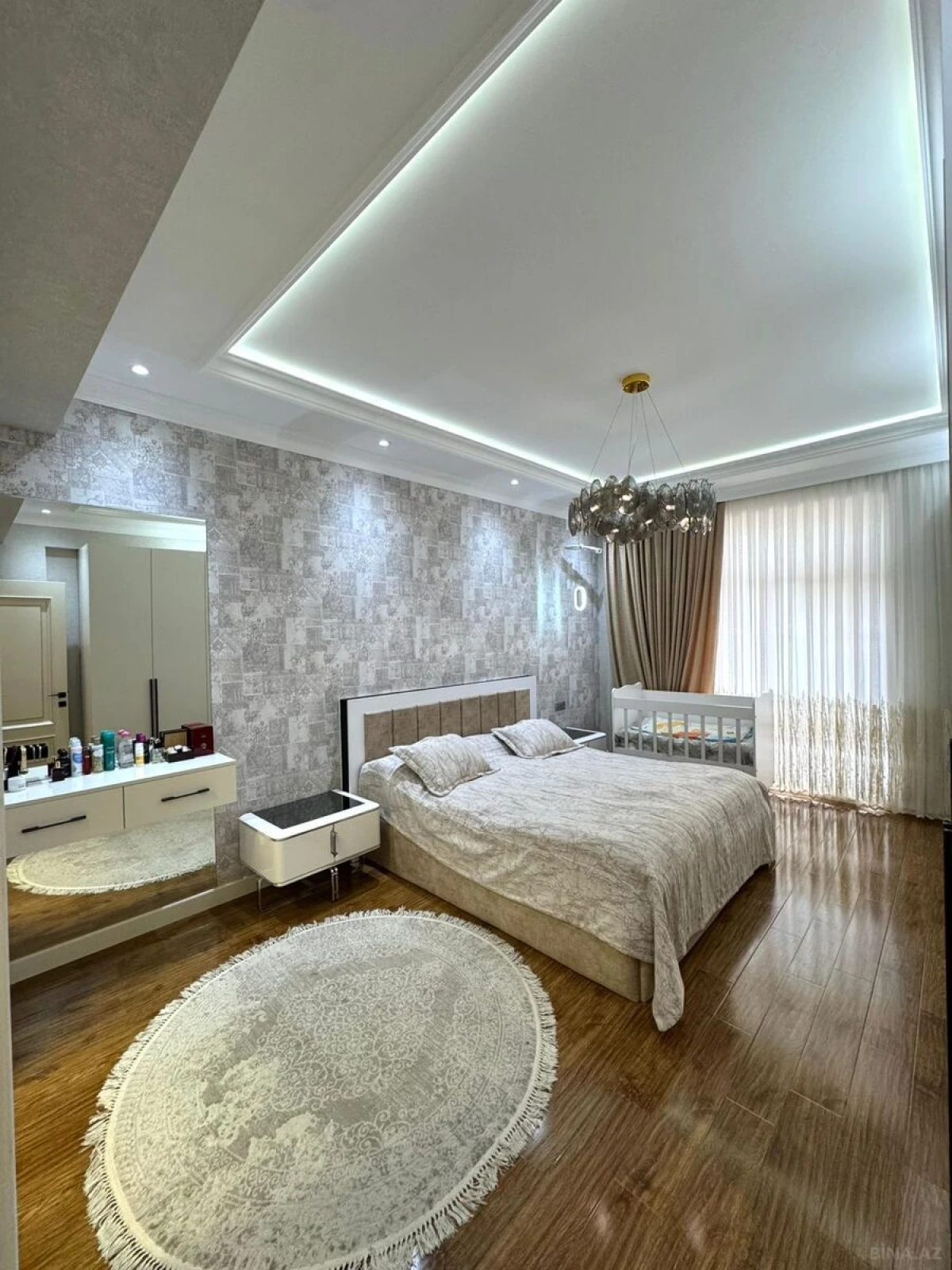 Satılır 5 otaqlı mənzil 272 m²