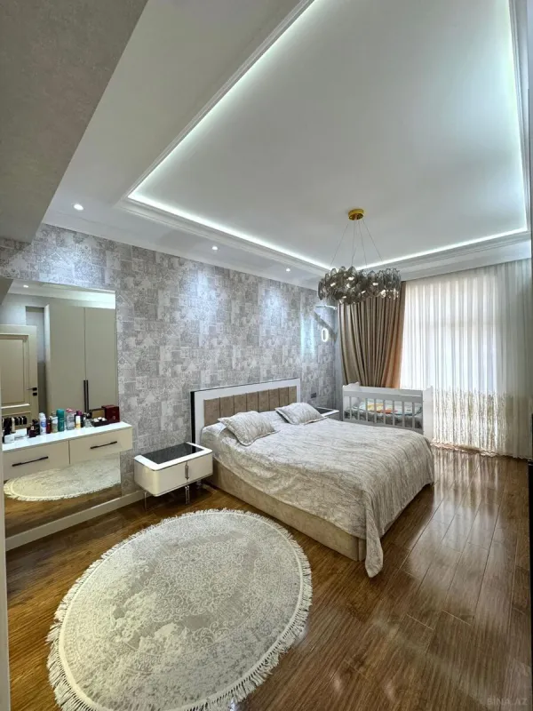 Satılır 5 otaqlı mənzil 272 m²