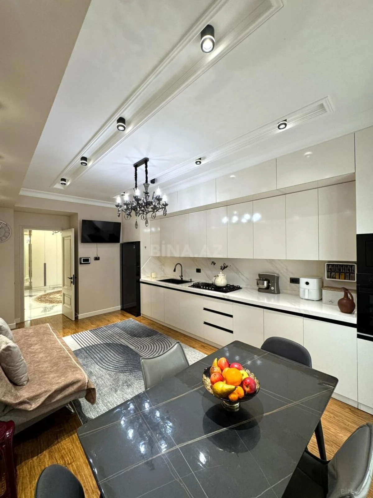 Satılır 5 otaqlı mənzil 272 m²