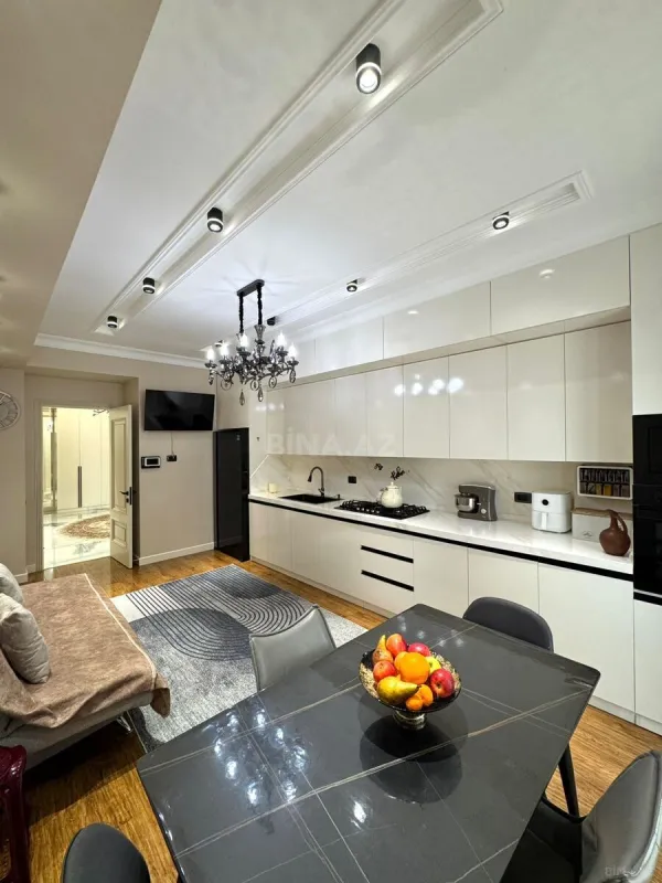 Satılır 5 otaqlı mənzil 272 m²