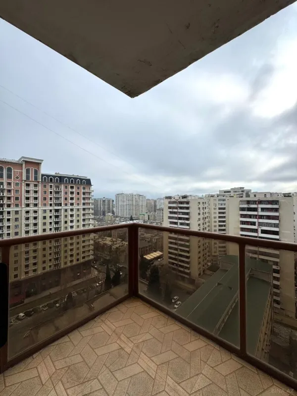 Satılır 5 otaqlı mənzil 272 m²
