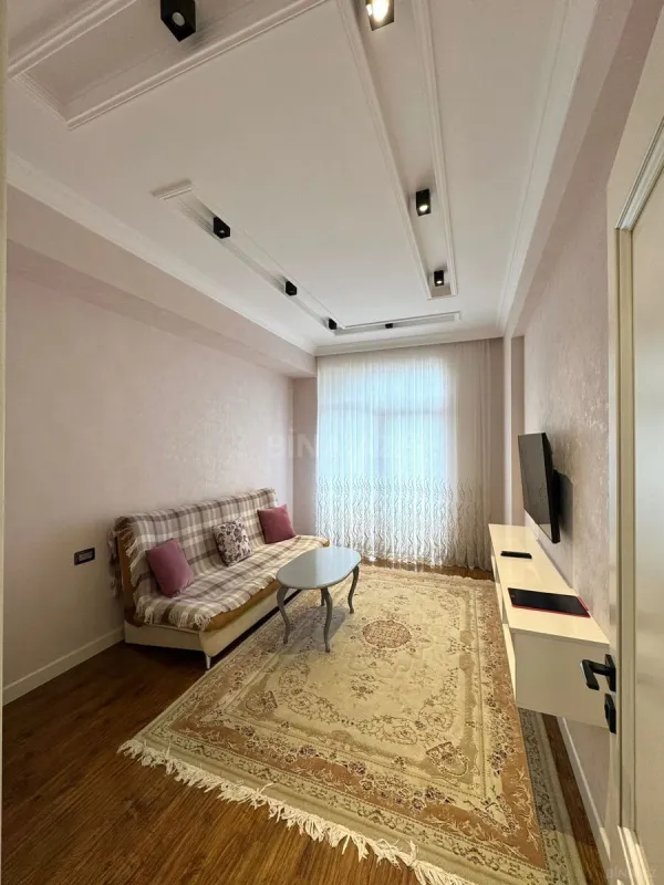 Satılır 5 otaqlı mənzil 272 m²
