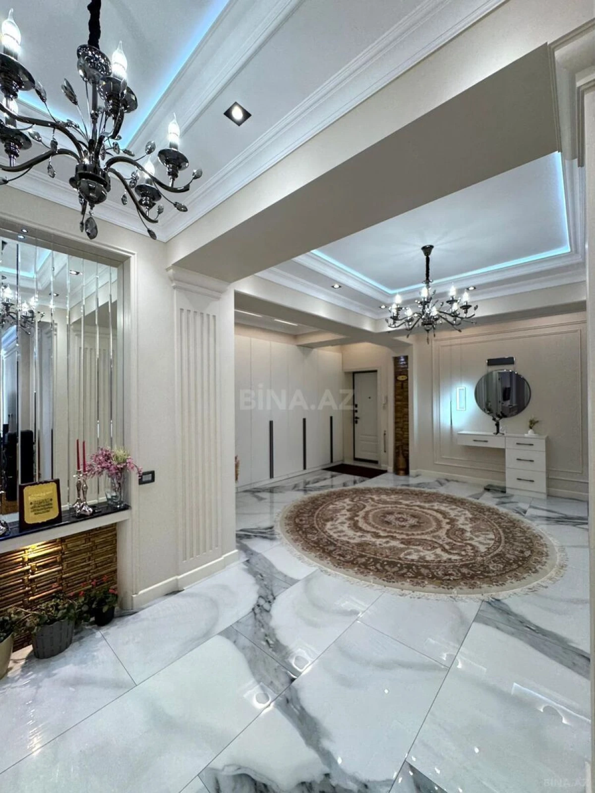 Satılır 5 otaqlı mənzil 272 m²