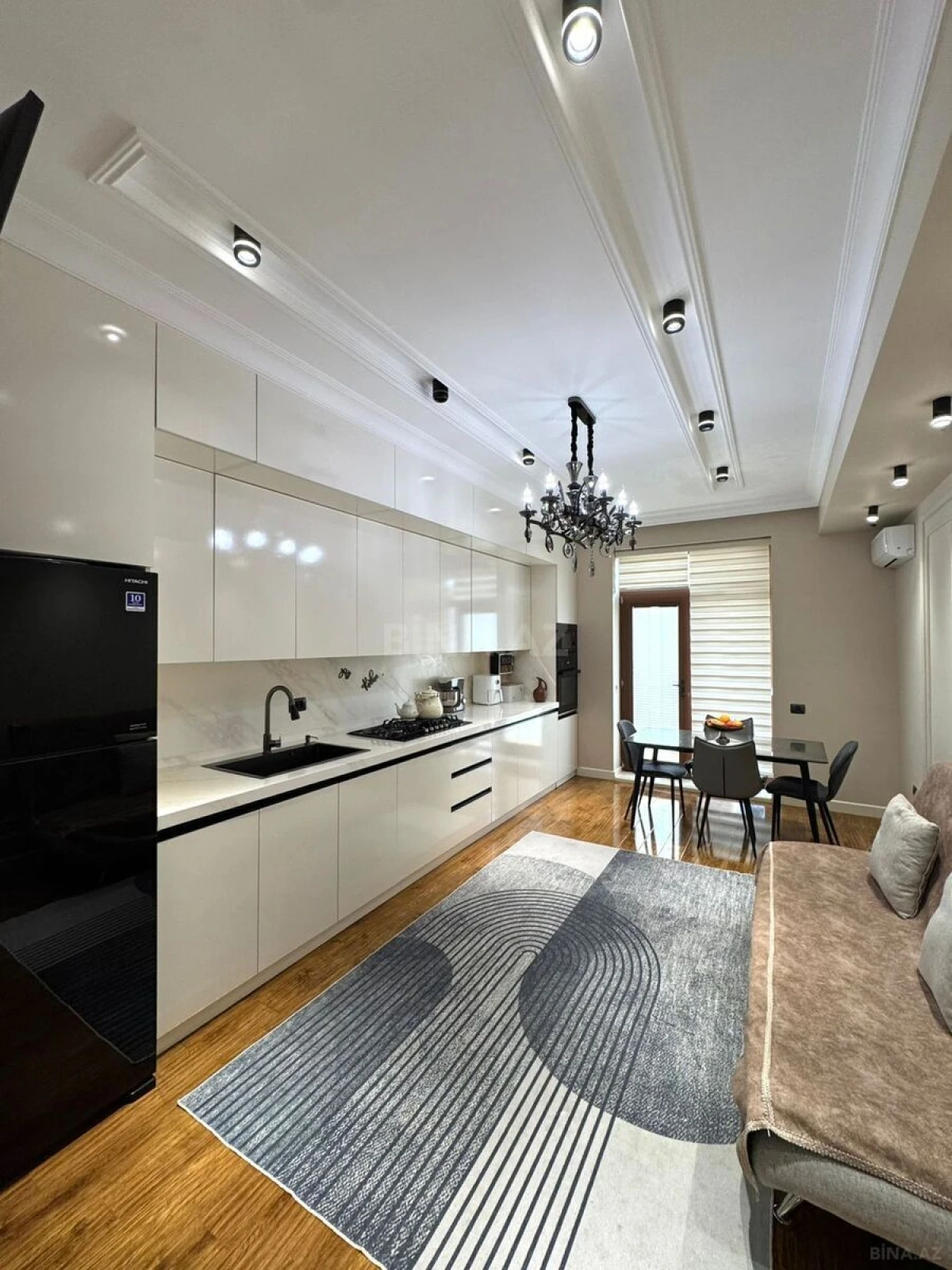 Satılır 5 otaqlı mənzil 272 m²