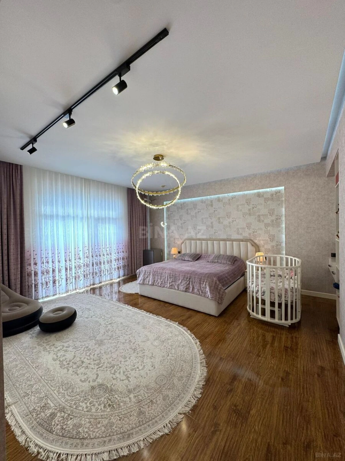 Satılır 5 otaqlı mənzil 272 m²