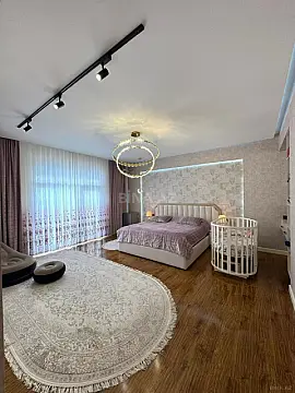 Satılır 5 otaqlı mənzil 272 m²
