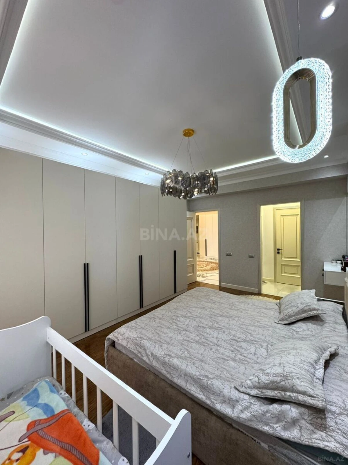 Satılır 5 otaqlı mənzil 272 m²