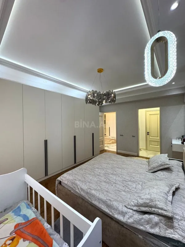 Satılır 5 otaqlı mənzil 272 m²