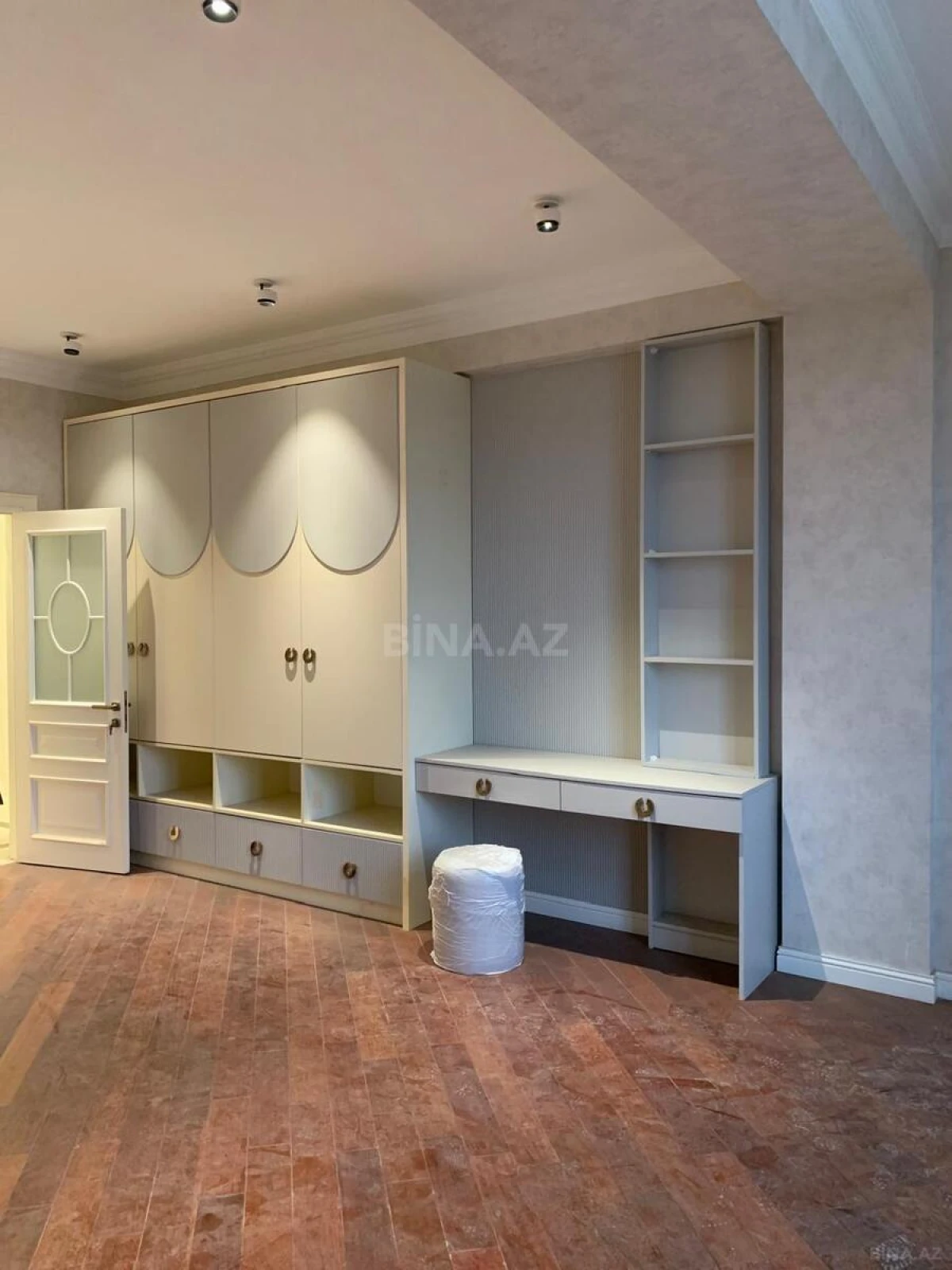 Kirayə verilir 3 otaqlı mənzil 168 m²