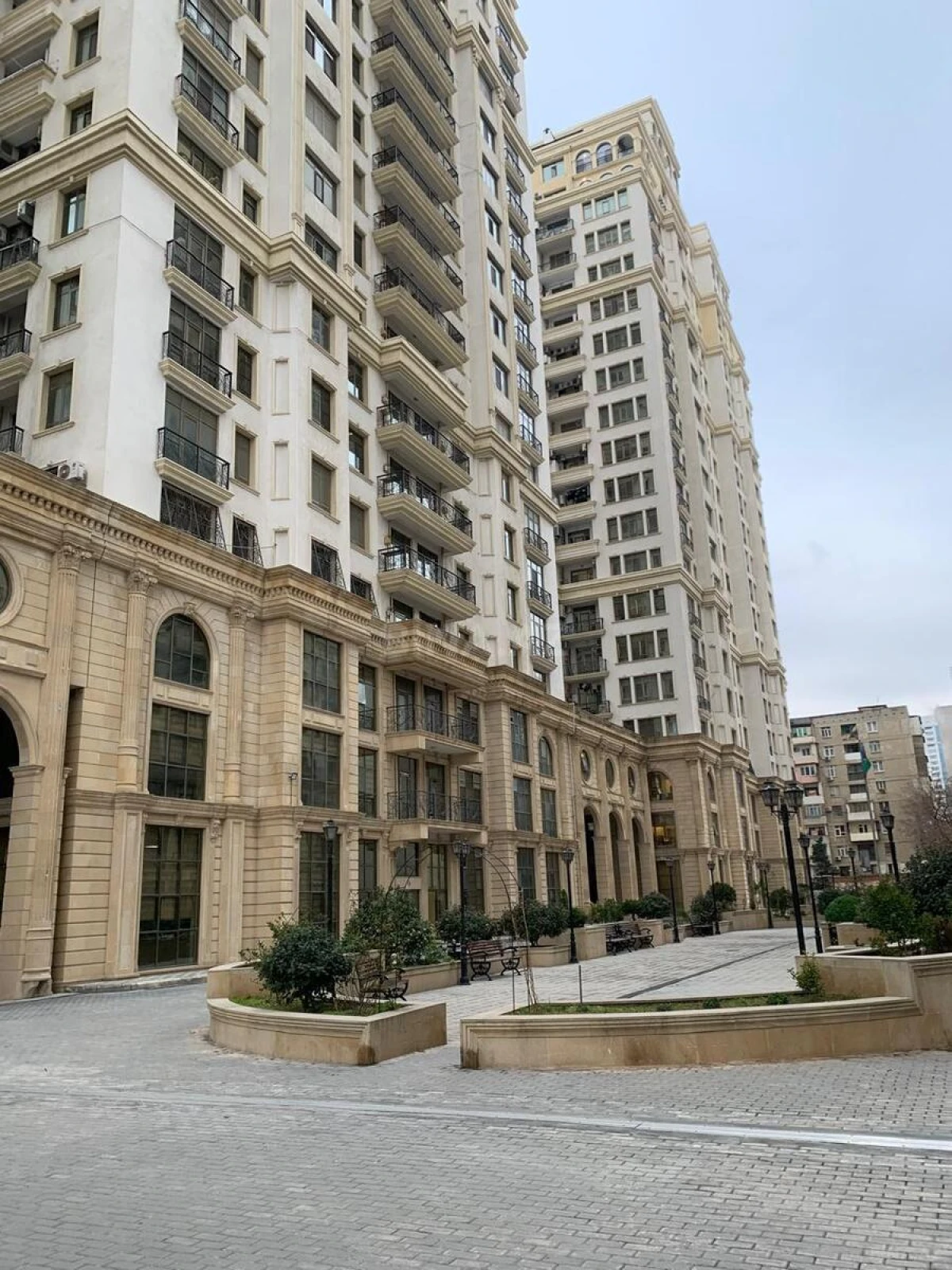 Kirayə verilir 3 otaqlı mənzil 168 m²