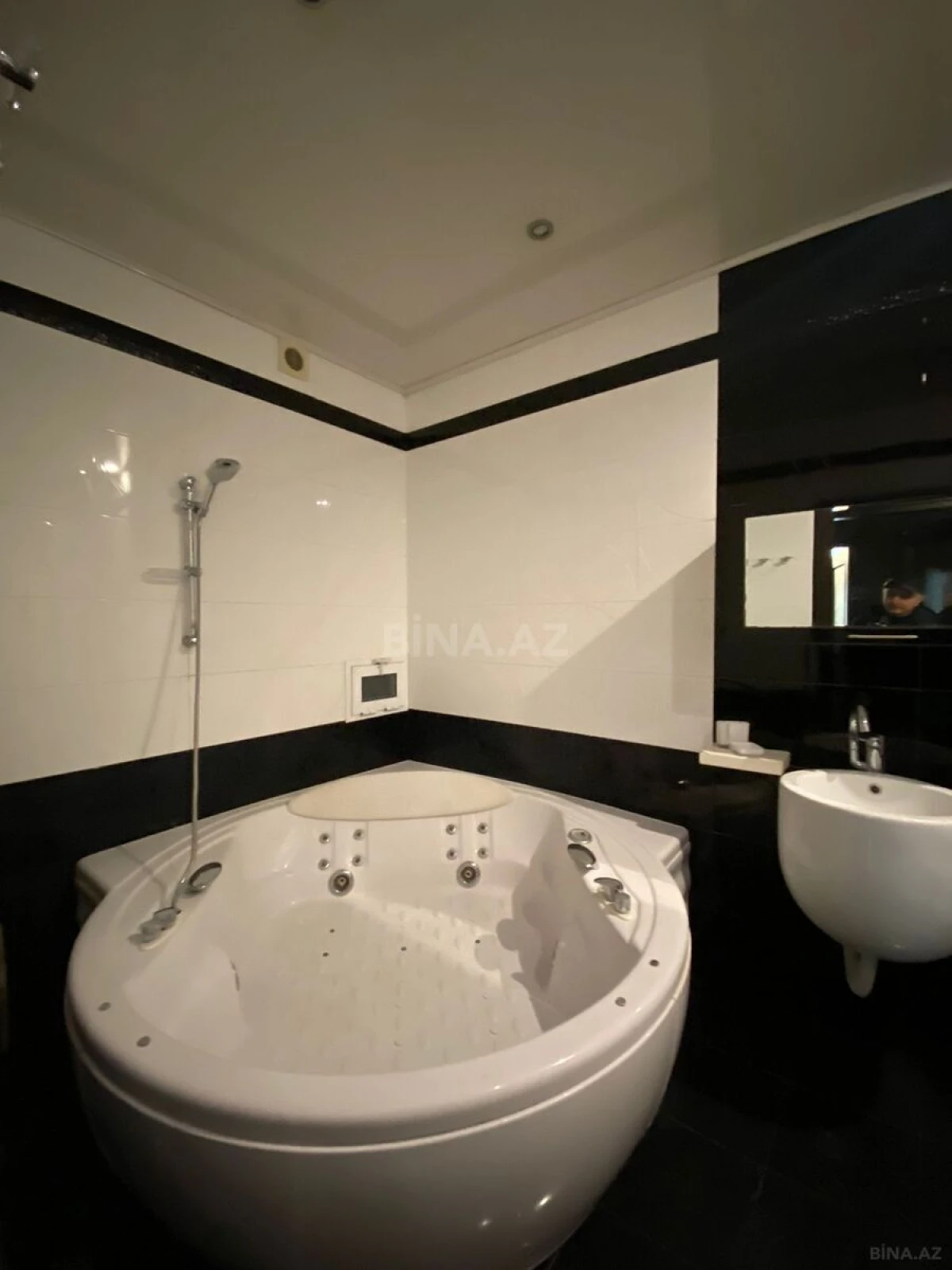 Satılır 3 otaqlı mənzil 146 m²