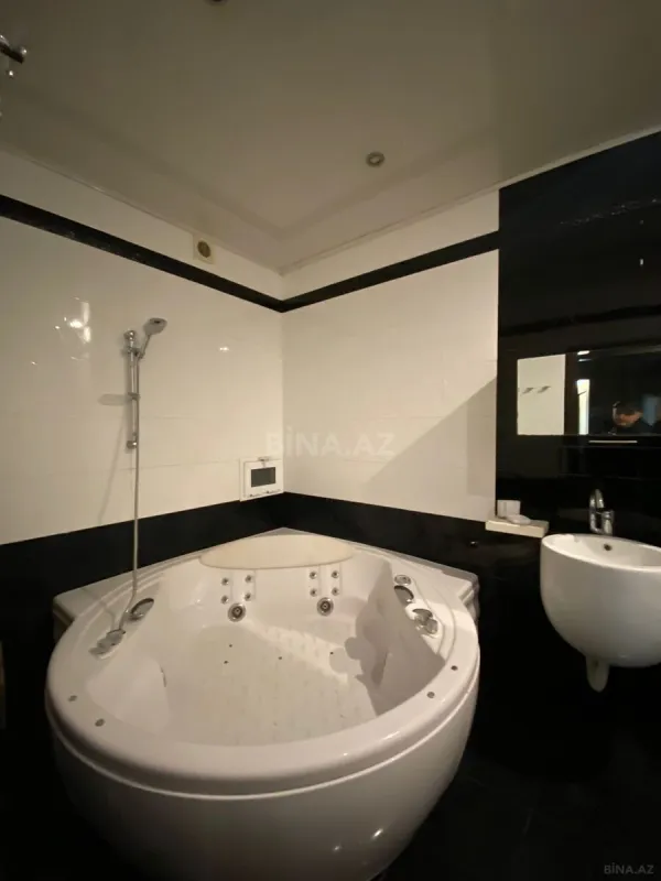 Satılır 3 otaqlı mənzil 146 m²