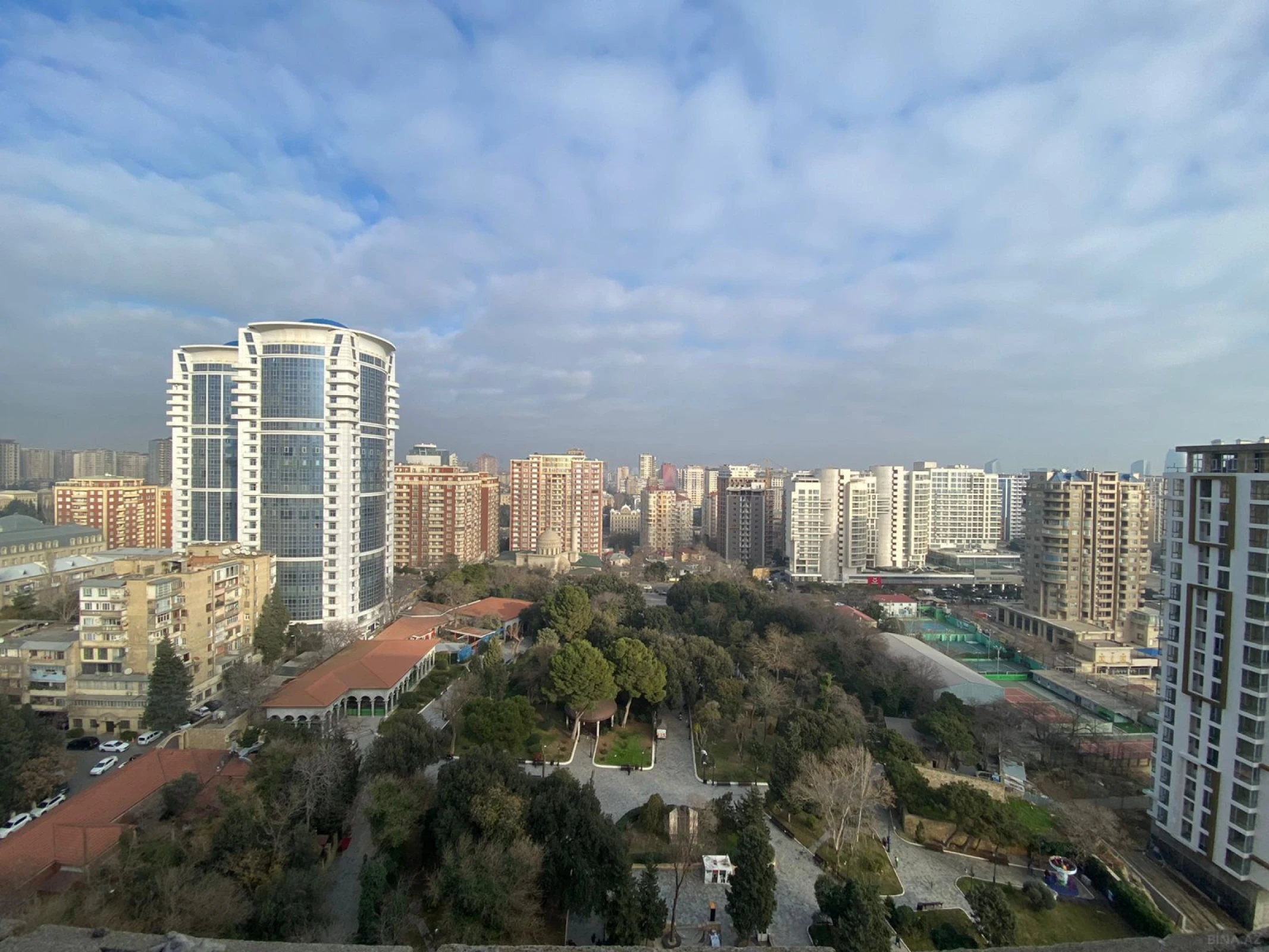 Satılır 3 otaqlı mənzil 146 m²