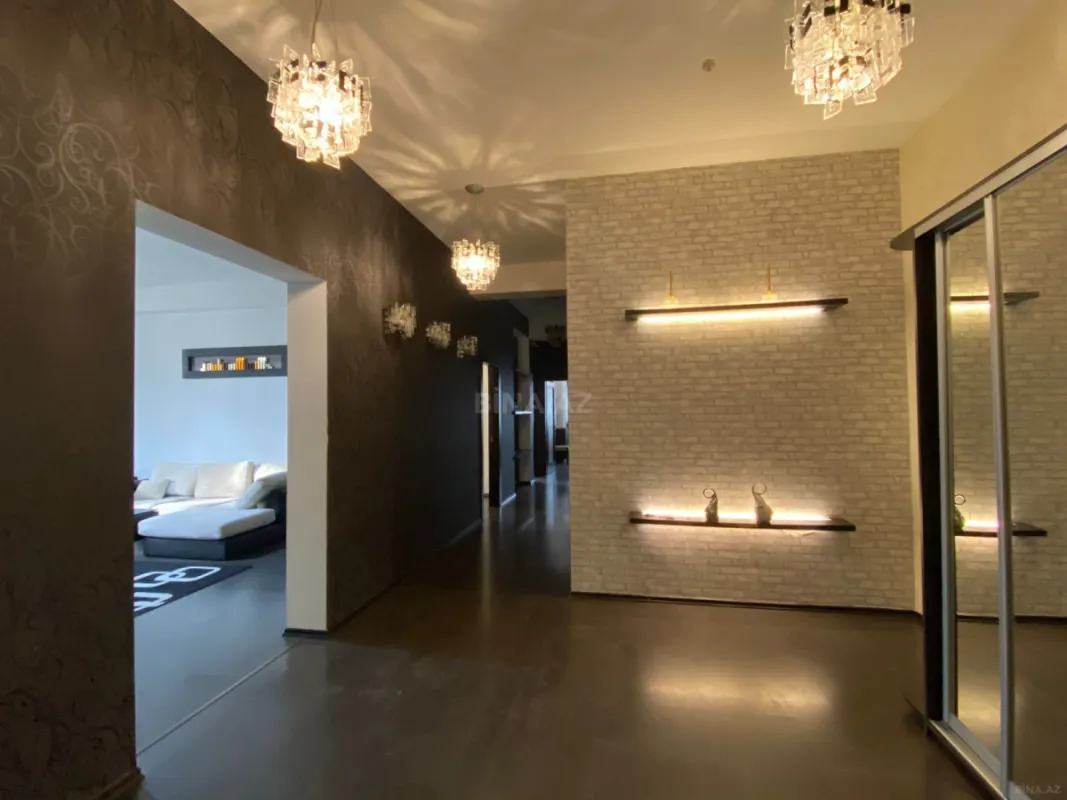 Satılır 3 otaqlı mənzil 146 m²