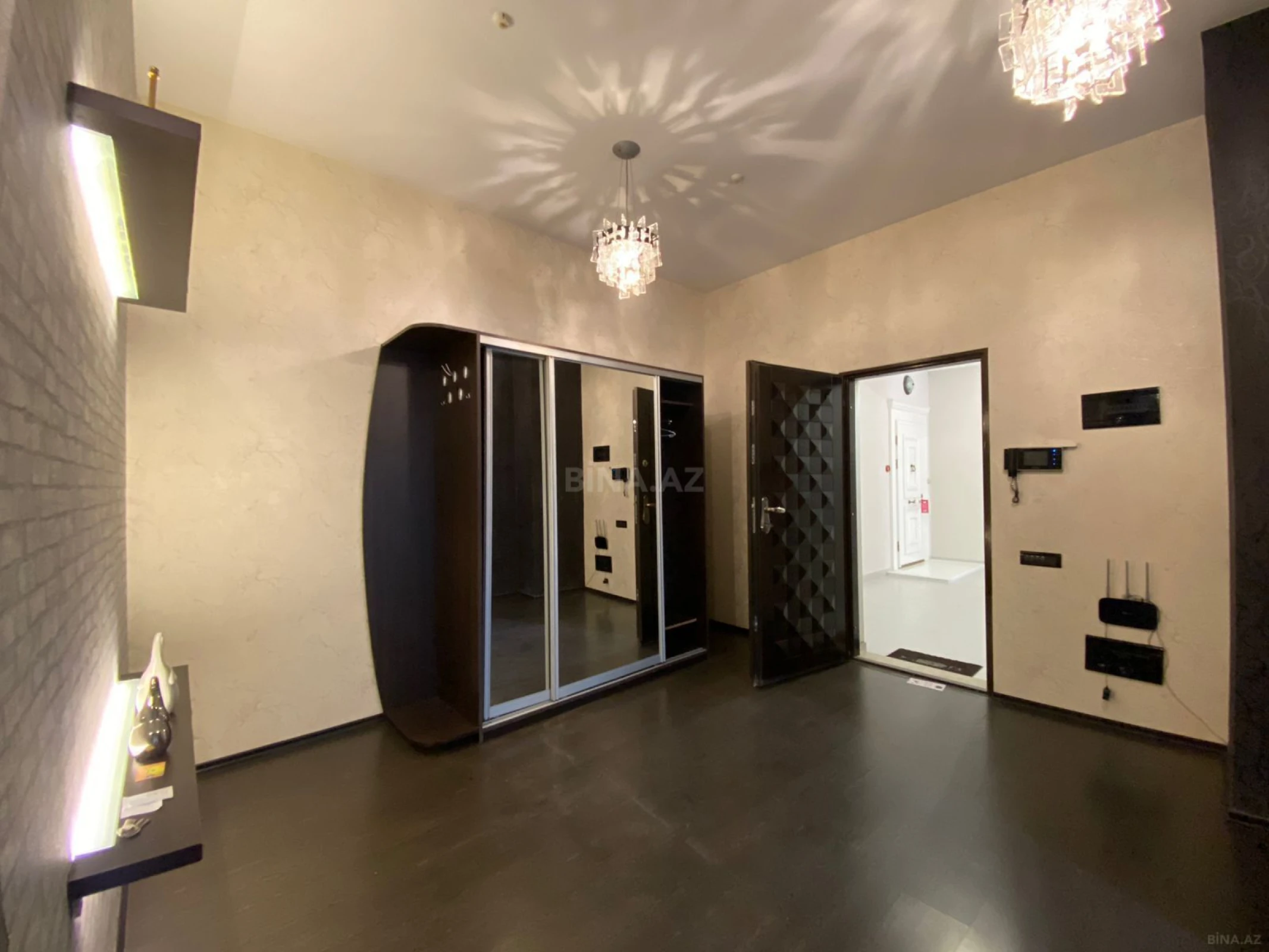 Satılır 3 otaqlı mənzil 146 m²