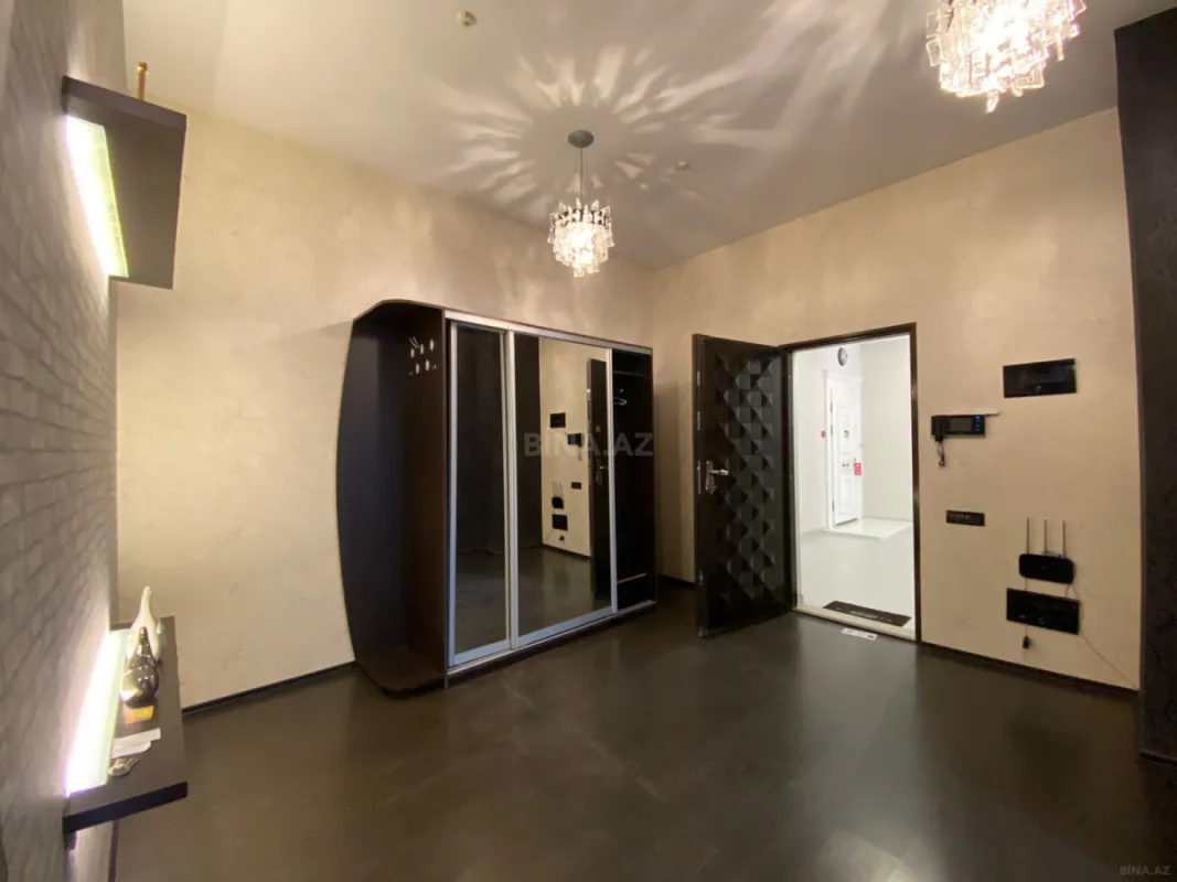 Satılır 3 otaqlı mənzil 146 m²