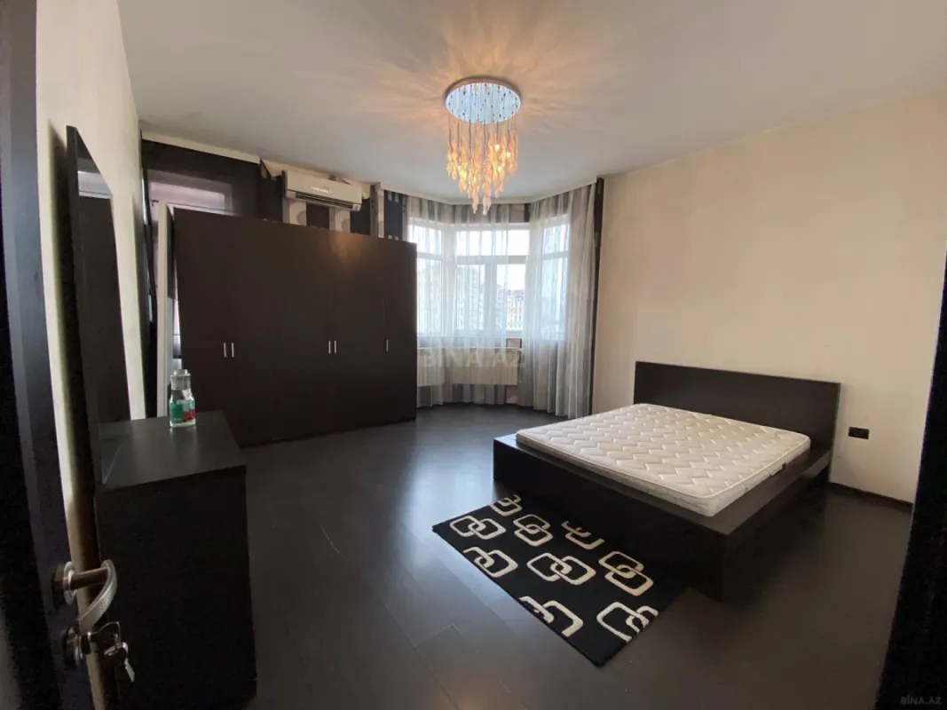 Satılır 3 otaqlı mənzil 146 m²