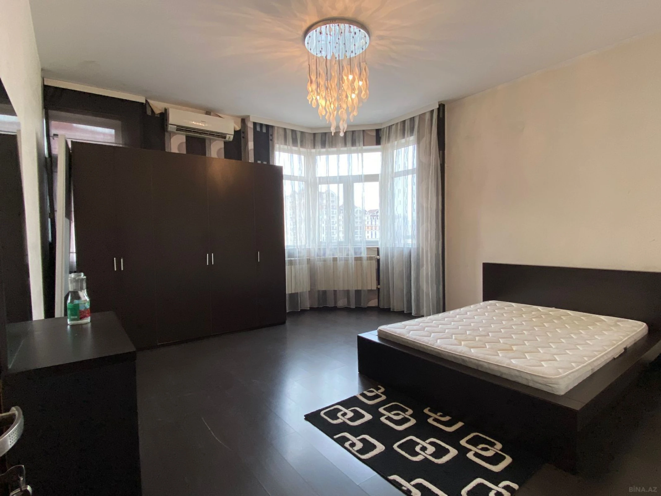 Satılır 3 otaqlı mənzil 146 m²