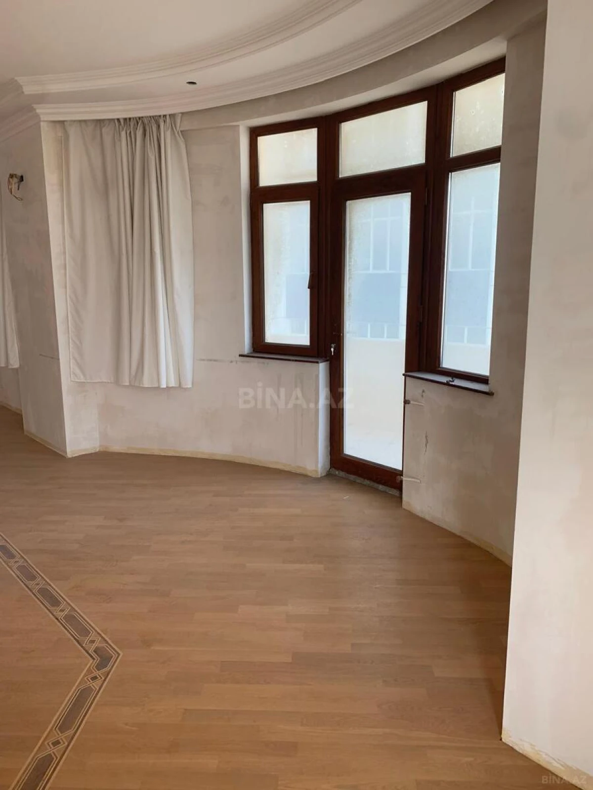 Satılır 4 otaqlı mənzil 237 m²