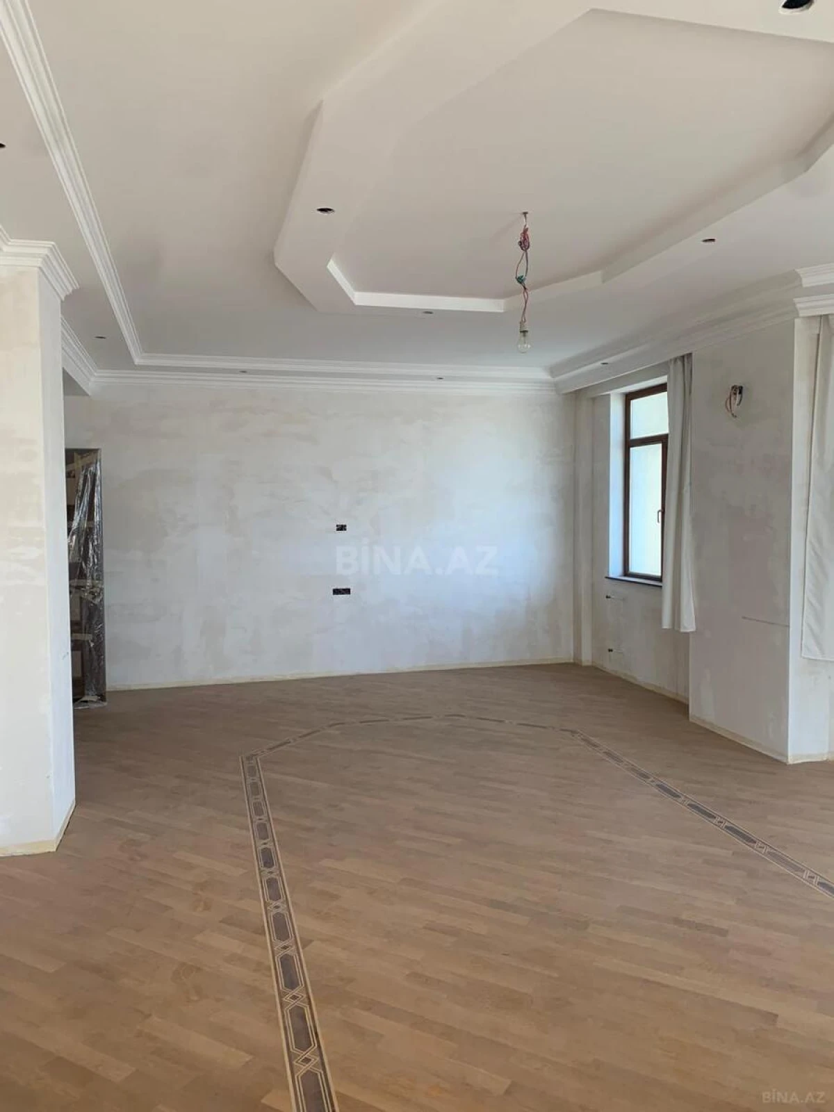 Satılır 4 otaqlı mənzil 237 m²