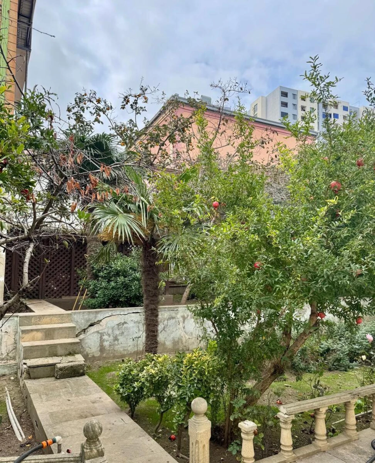 Satılır 9 otaqlı həyət evi 400 m²