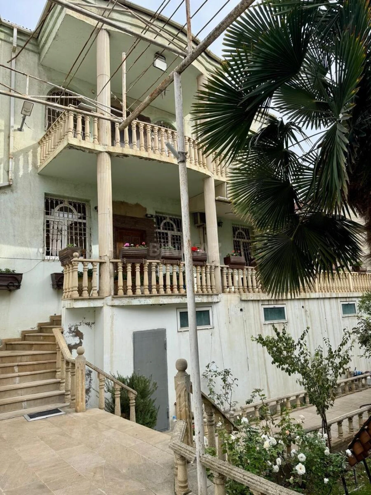 Satılır 9 otaqlı həyət evi 400 m²