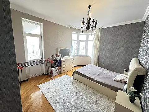 Satılır 3 otaqlı mənzil 147 m²